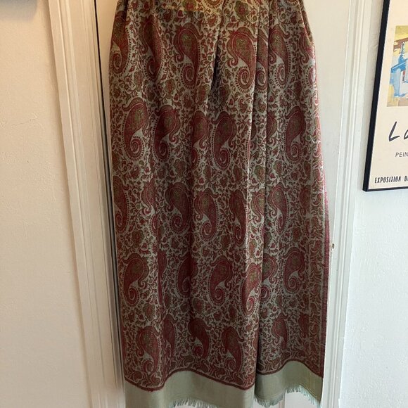 Georgeous Elegant Shawl - Picture 1 of 3